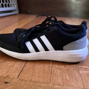 ADIDAS cloud foam Youth size 5/Women size 7